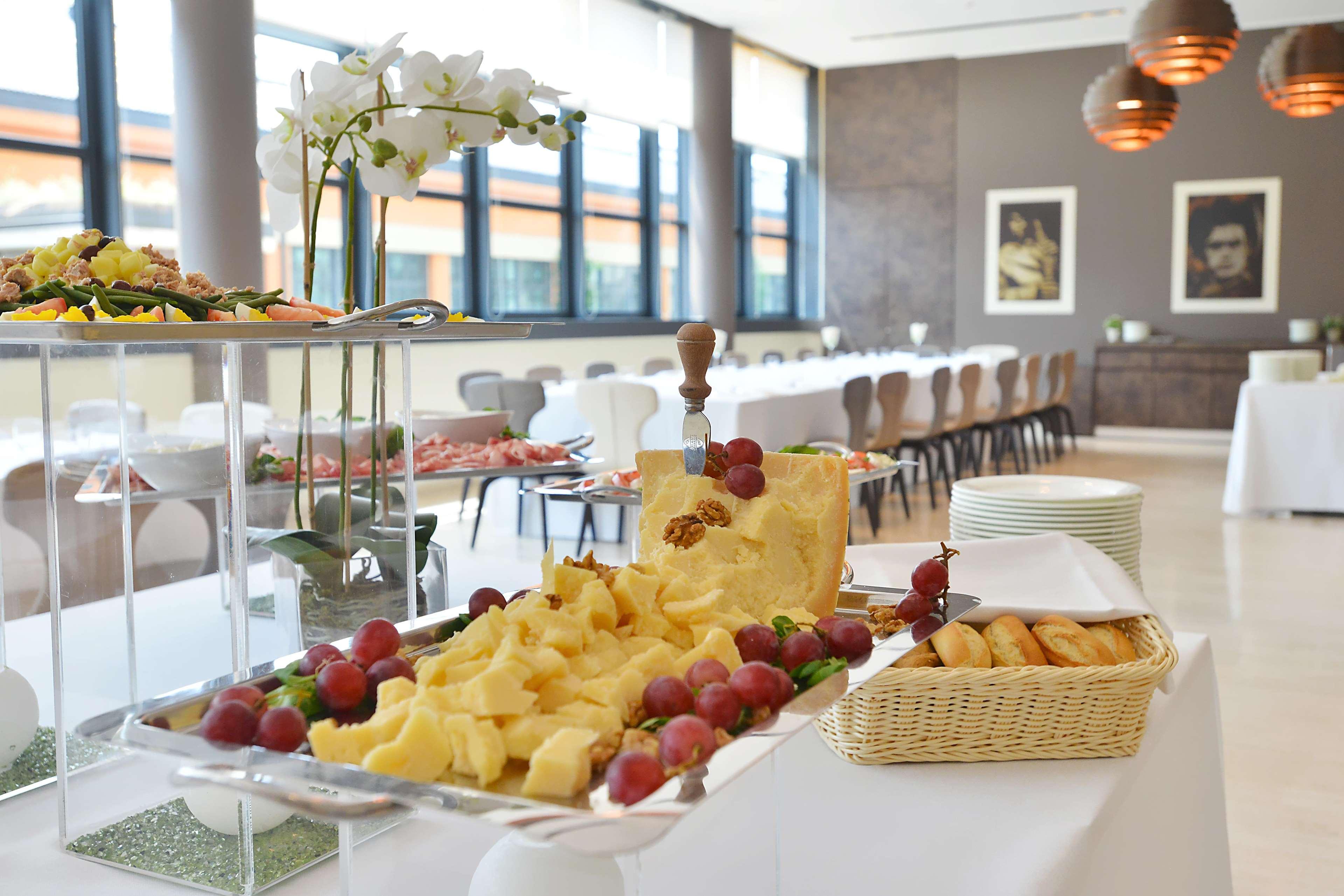 Hilton Garden Inn Milan North Екстериор снимка